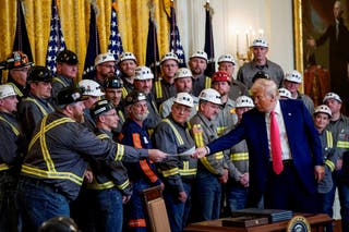 Trump joked with coal -lying and offered to sign the speech that was held as part of the event